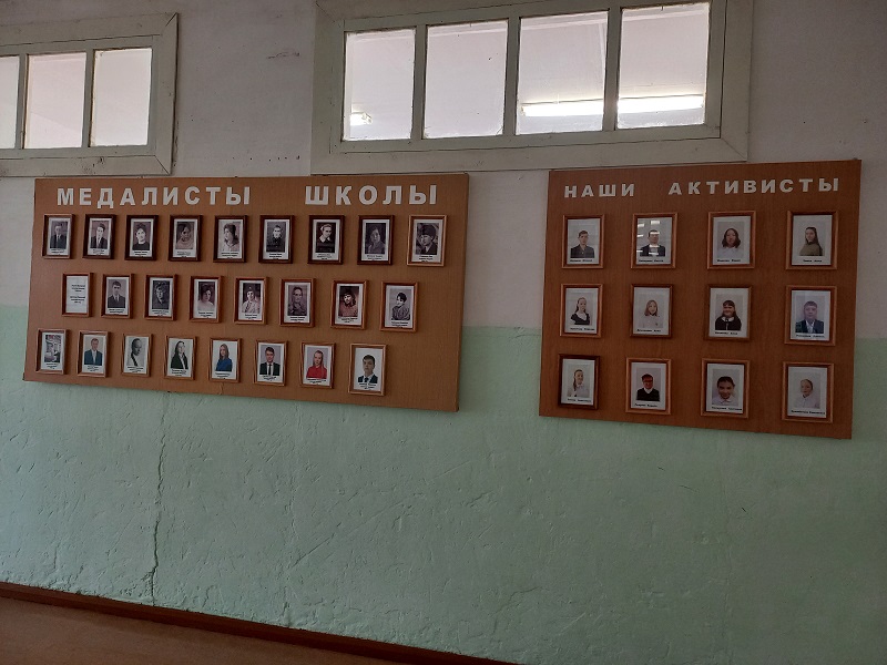 Стенды в коридоре школы Стенды в коридоре школы